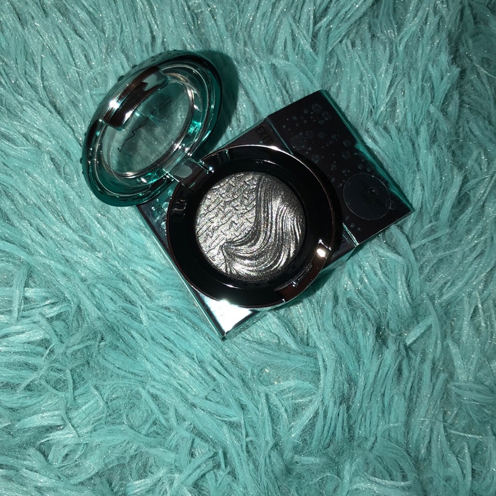 MAC eyeshadow in Legendary Lure Aquatic Edition